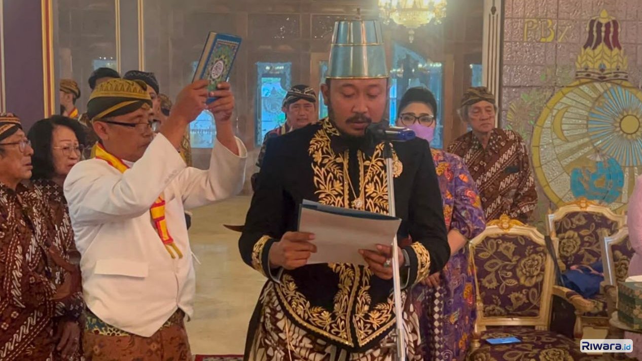 KGPH Hangabehi yang sebelumnya dikenal sebagai KGP H Mangkubumi dan merupakan putra tertua PB XIII mendeklarasikan diri sebagai Sahandap Sampeyan Dalem Ingkang Sinuhun Kanjeng Susuhunan Pakoe Boewono XIV
